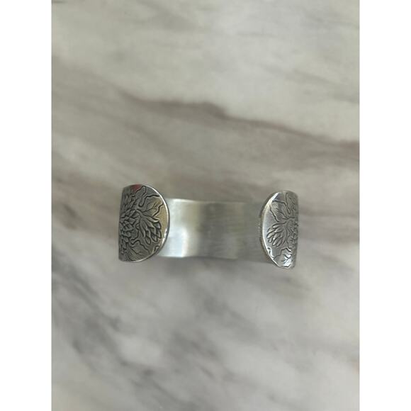 Salisbury Pewter Birth Month November Chrysanthemum Bangle Bracelet - Picture 6 of 10